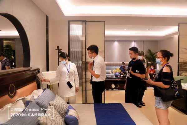 經銷商在大會組織下參觀閑適紅木總部樣板店 經銷商在大會組織下參觀閑適紅木總部樣板店