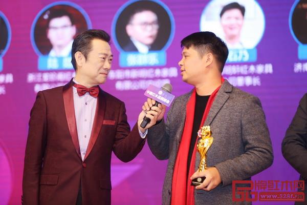 華夏一品總經理張拓(右)在第十屆紅木家具品牌峰會上接受央視著名主持人趙保樂采訪 華夏一品總經理張拓(右)在第十屆紅木家具品牌峰會上接受央視著名主持人趙保樂采訪