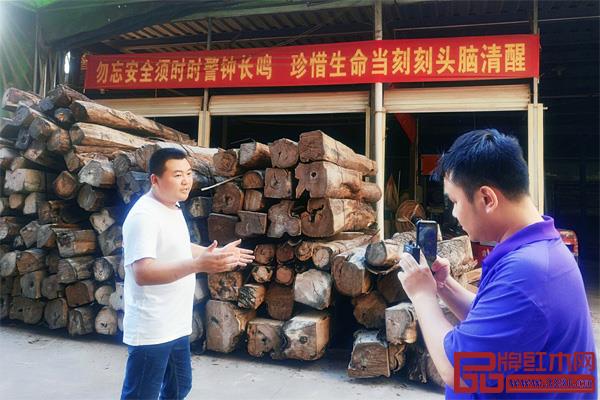 王木匠紅木總經理吳豐林(左)在直播中介紹其產品在選材、工藝上的特色 王木匠紅木總經理吳豐林(左)在直播中介紹其產品在選材、工藝上的特色