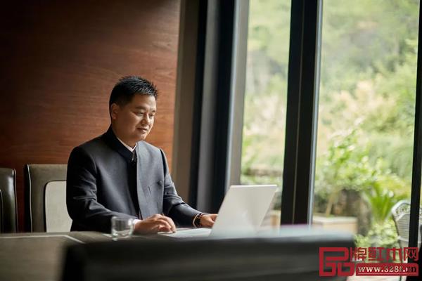 中信紅木董事長李忠信不斷學習深造,在個人提升的同時,將全身心投入于企業經營管理中 中信紅木董事長李忠信不斷學習深造,在個人提升的同時,將全身心投入于企業經營管理中