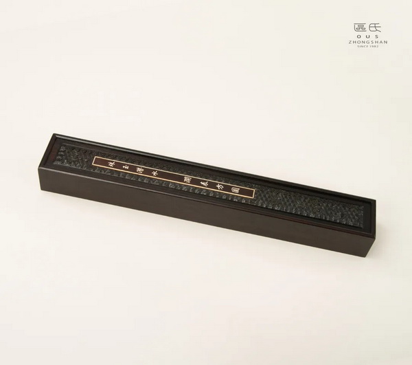 區(qū)氏家具 劍盒 小葉紫檀 長:65cm 寬:9.5cm 高:7cm A Zitan Sword box 區(qū)氏家具 劍盒 小葉紫檀 長:65cm 寬:9.5cm 高:7cm A Zitan Sword box