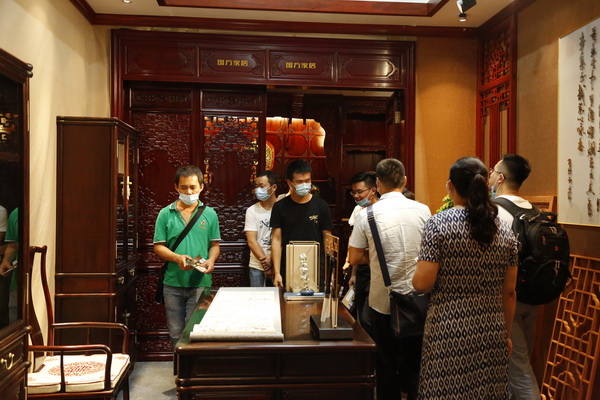  國方家居在建博會的中式原木整裝展位吸引大量觀眾參觀咨詢
