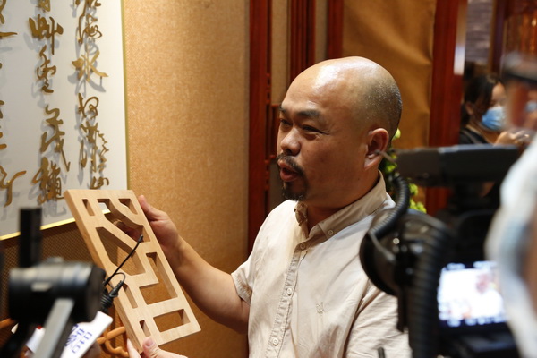  國方家居工藝總監陳正民通過樣板對比介紹國方家居工藝標準