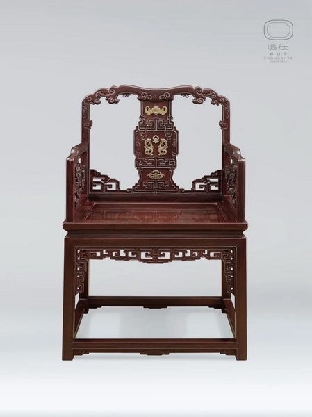 區(qū)氏家具 嵌黃楊木蝠螭紋扶手椅 小葉紫檀 長:66cm 寬:51cm 高:49cm 通高:99cm A Zitan Armchair inlaid with boxwood fushou grain 區(qū)氏家具 嵌黃楊木蝠螭紋扶手椅 小葉紫檀 長:66cm 寬:51cm 高:49cm 通高:99cm A Zitan Armchair inlaid with boxwood fushou grain
