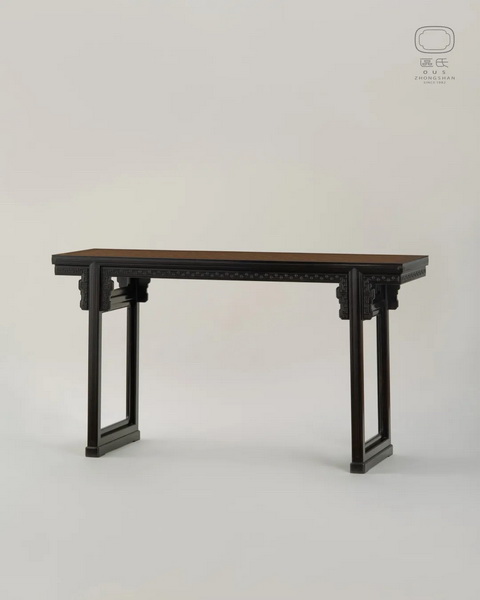 區(qū)氏家具 鑲嵌回紋線平頭案 小葉紫檀 長:196cm 寬:48cm 高:88cm A Zitan Table with an inlaid design 區(qū)氏家具 鑲嵌回紋線平頭案 小葉紫檀 長:196cm 寬:48cm 高:88cm A Zitan Table with an inlaid design
