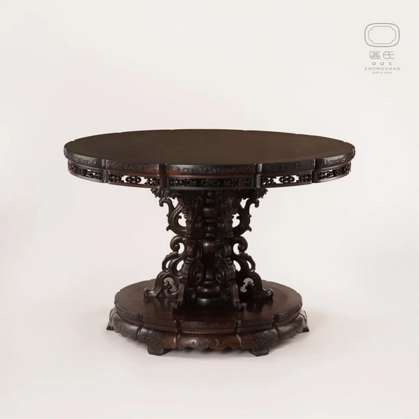 區(qū)氏家具 花卉紋葵花式圓臺 酸枝 直徑:125cm 高:83cm A Suanzhi Carved floral circular table 區(qū)氏家具 花卉紋葵花式圓臺 酸枝 直徑:125cm 高:83cm A Suanzhi Carved floral circular table