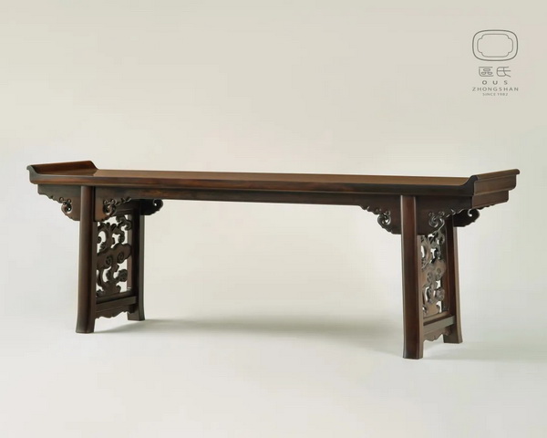 區(qū)氏家具 透雕靈芝紋翹頭案 酸枝 長:272cm 寬:60cm 高:88/93.5cm A Suanzhi Long table with carved Ganoderma lucidum pattern 區(qū)氏家具 透雕靈芝紋翹頭案 酸枝 長:272cm 寬:60cm 高:88/93.5cm A Suanzhi Long table with carved Ganoderma lucidum pattern