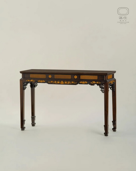區(qū)氏家具 束腰鑲嵌黃楊條桌 酸枝 長:125cm 寬:38cm 高:81cm A Suanzhi Table set with boxwood at waist 區(qū)氏家具 束腰鑲嵌黃楊條桌 酸枝 長:125cm 寬:38cm 高:81cm A Suanzhi Table set with boxwood at waist
