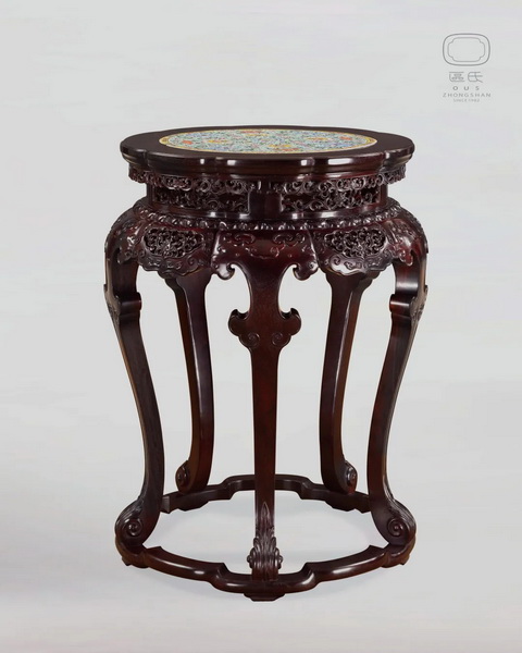 區(qū)氏家具 嵌彩瓷五足香幾 小葉紫檀 長:62cm 寬:62cm 高:85cm A Zitan Five-legged flower stand inlaid with colored ceramics 區(qū)氏家具 嵌彩瓷五足香幾 小葉紫檀 長:62cm 寬:62cm 高:85cm A Zitan Five-legged flower stand inlaid with colored ceramics