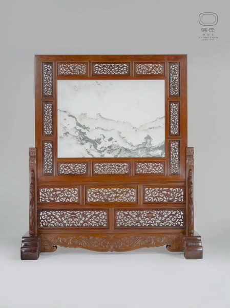 區(qū)氏家具 透雕螭龍紋鑲理石地座屏 黃花梨 長:190cm 寬:104cm 高:219cm A Huanghuali Block screen with fully carved dragon-grain inlaid with stone 區(qū)氏家具 透雕螭龍紋鑲理石地座屏 黃花梨 長:190cm 寬:104cm 高:219cm A Huanghuali Block screen with fully carved dragon-grain inlaid with stone