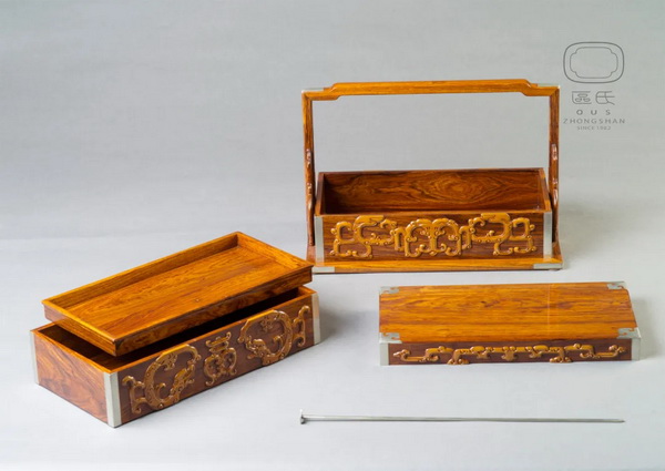 區(qū)氏家具 龍紋提盒 黃花梨 長:35.5cm 寬:20cm 高:24cm A Huanghuali Dragon picnic basket, tihe 區(qū)氏家具 龍紋提盒 黃花梨 長:35.5cm 寬:20cm 高:24cm A Huanghuali Dragon picnic basket, tihe