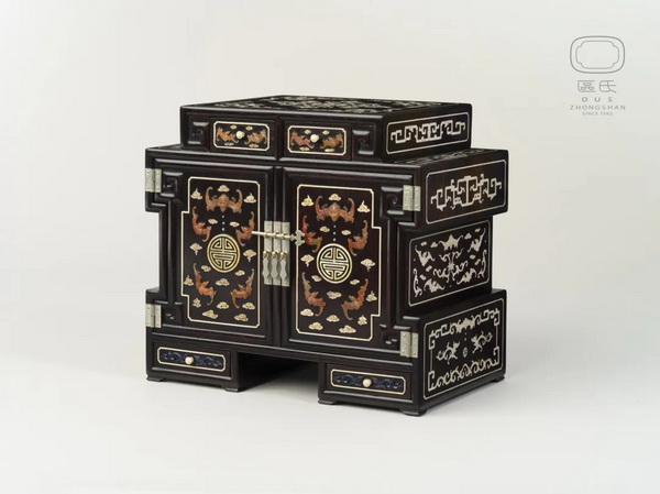 區(qū)氏家具 嵌百寶珠寶箱 小葉紫檀 長:35cm 寬:22cm 高:32cm A Zitan Jewelry chest inlaid with precious stones 區(qū)氏家具 嵌百寶珠寶箱 小葉紫檀 長:35cm 寬:22cm 高:32cm A Zitan Jewelry chest inlaid with precious stones