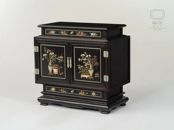 區(qū)氏家具 嵌百寶珠寶箱 小葉紫檀 長:38cm 寬:20cm 高:38cm A Zitan Jewelry chest inlaid with precious stones 區(qū)氏家具 嵌百寶珠寶箱 小葉紫檀 長:38cm 寬:20cm 高:38cm A Zitan Jewelry chest inlaid with precious stones