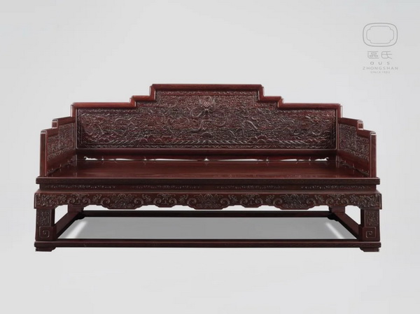 區(qū)氏家具 浮雕云龍紋屛式羅漢床 小葉紫檀 長:205cm 寬:98cm 高:48cm 通高:104cm A Zitan Carved dragon pattern arhat bed 區(qū)氏家具 浮雕云龍紋屛式羅漢床 小葉紫檀 長:205cm 寬:98cm 高:48cm 通高:104cm A Zitan Carved dragon pattern arhat bed