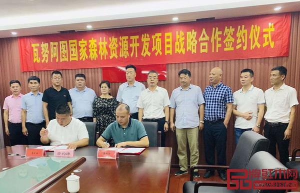 瓦努阿圖國家森林資源工業公司董事長李紅旗(前排左)和深圳萬盛宇董事長蔣楨全簽署戰略合作協議 瓦努阿圖國家森林資源工業公司董事長李紅旗(前排左)和深圳萬盛宇董事長蔣楨全簽署戰略合作協議