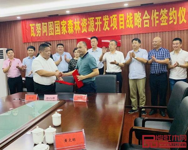 瓦努阿圖國家森林資源工業公司董事長李紅旗(前排左)和深圳萬盛宇董事長蔣楨全簽署戰略合作協議 瓦努阿圖國家森林資源工業公司董事長李紅旗(前排左)和深圳萬盛宇董事長蔣楨全簽署戰略合作協議
