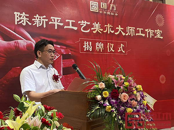 陳新平致歡迎辭,表示將做好大師工作室相關工作,為工藝美術行業人才培養貢獻力量 陳新平致歡迎辭,表示將做好大師工作室相關工作,為工藝美術行業人才培養貢獻力量