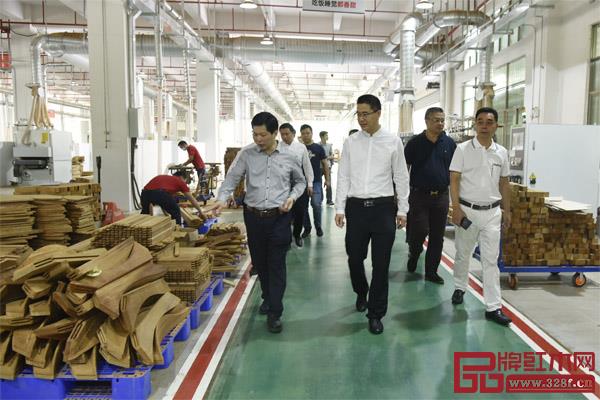 廣東省家具協(xié)會(huì)會(huì)長王克(左二)在東成紅木董事長張錫復(fù)(左一)的陪同下,參觀五華紅木家居產(chǎn)業(yè)園東成紅木智能化工廠 廣東省家具協(xié)會(huì)會(huì)長王克(左二)在東成紅木董事長張錫復(fù)(左一)的陪同下,參觀五華紅木家居產(chǎn)業(yè)園東成紅木智能化工廠