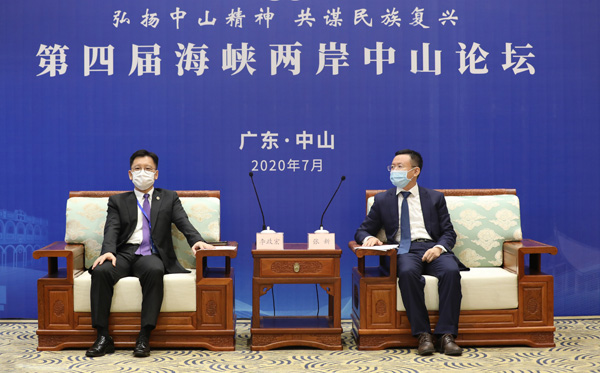第四屆海峽兩岸中山論壇主會場選用的是東成紅木特地準備的香茗會客椅、官帽椅系列 第四屆海峽兩岸中山論壇主會場選用的是東成紅木特地準備的香茗會客椅、官帽椅系列