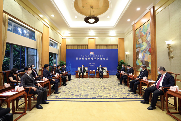 《香茗會客椅》蘊含的即是中華民族的待客上禮,而《官帽椅》更是承載著中華民族的非凡藝術智慧和傳統文化底蘊 《香茗會客椅》蘊含的即是中華民族的待客上禮,而《官帽椅》更是承載著中華民族的非凡藝術智慧和傳統文化底蘊