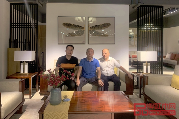 曹新民教授(右二)與華欽紅木董事長肖淡生(右一)、營銷總監公檸(左一)合影留念 曹新民教授(右二)與華欽紅木董事長肖淡生(右一)、營銷總監公檸(左一)合影留念