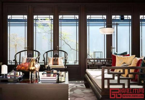 “讓國(guó)人愛(ài)上紅木,一輩子只為做好一件紅木家具”是明堂紅木與總經(jīng)理張向榮一以貫之的核心理念 “讓國(guó)人愛(ài)上紅木,一輩子只為做好一件紅木家具”是明堂紅木與總經(jīng)理張向榮一以貫之的核心理念