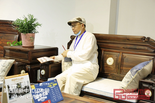 全聯(lián)藝術紅木家具專業(yè)委員會專家顧問、清華大學家具設計高研班講座教授彭亮對祥瑞坊對祥瑞坊紅木的產品進行指導、評分 全聯(lián)藝術紅木家具專業(yè)委員會專家顧問、清華大學家具設計高研班講座教授彭亮對祥瑞坊對祥瑞坊紅木的產品進行指導、評分