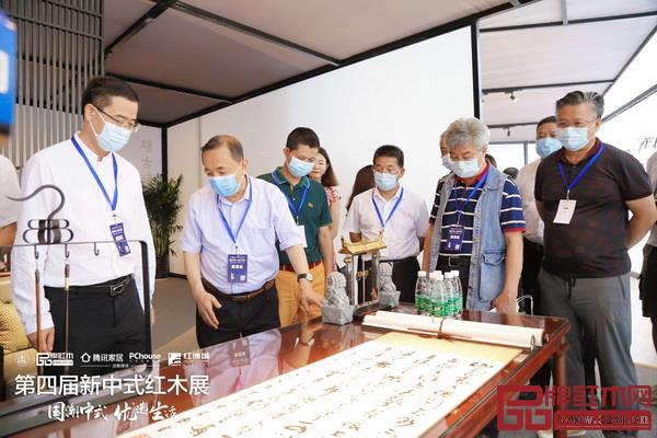 楊志明部長(zhǎng)(左二)、丘樹(shù)宏主席(右二)、王克會(huì)長(zhǎng)(左一)、王英康書(shū)記(右三)等領(lǐng)導(dǎo)嘉賓,在紅古軒總經(jīng)理吳赤宇(左三)的陪同下,近距離品鑒紅古軒精品家具 楊志明部長(zhǎng)(左二)、丘樹(shù)宏主席(右二)、王克會(huì)長(zhǎng)(左一)、王英康書(shū)記(右三)等領(lǐng)導(dǎo)嘉賓,在紅古軒總經(jīng)理吳赤宇(左三)的陪同下,近距離品鑒紅古軒精品家具
