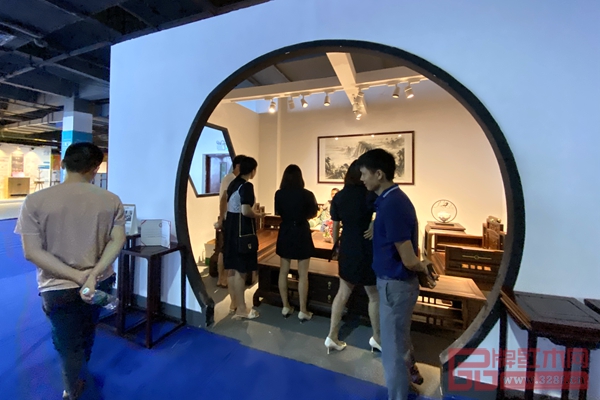 展會評選區中,良辰軒紅木《運·東方沙發》吸引眾人駐足體驗品鑒 展會評選區中,良辰軒紅木《運·東方沙發》吸引眾人駐足體驗品鑒