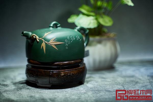 在家具和茶壺上題詩、作畫、鈐印,便使之更具藝術氣息、文化內涵、詩畫意境 在家具和茶壺上題詩、作畫、鈐印,便使之更具藝術氣息、文化內涵、詩畫意境