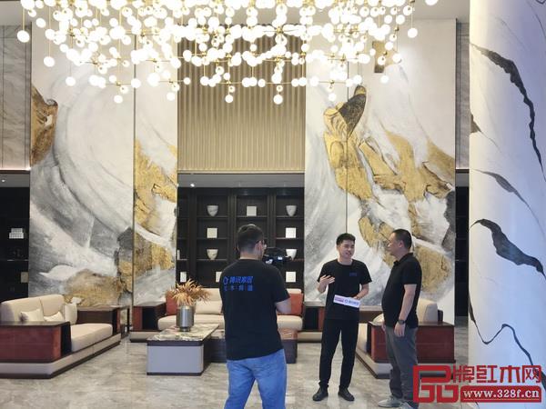 “縱橫四海,閃耀仲夏——恒達木業六大品牌線上SHOW”在恒達木業當代中式家居館舉行 “縱橫四海,閃耀仲夏——恒達木業六大品牌線上SHOW”在恒達木業當代中式家居館舉行