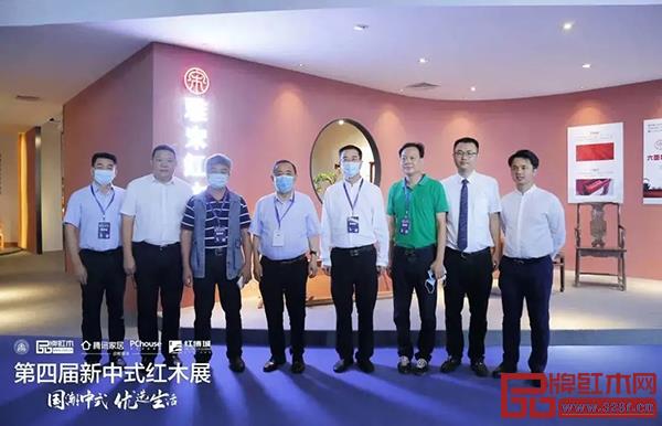 領(lǐng)導(dǎo)專家參觀雅宋紅木并在展廳前合影 領(lǐng)導(dǎo)專家參觀雅宋紅木并在展廳前合影