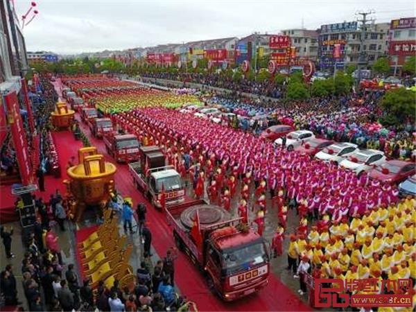 全民參與聲勢浩大,一年一度的展銷會受到全國各地經銷商、批發商以及消費者的廣泛關注.jpg 全民參與聲勢浩大,一年一度的展銷會受到全國各地經銷商、批發商以及消費者的廣泛關注.jpg