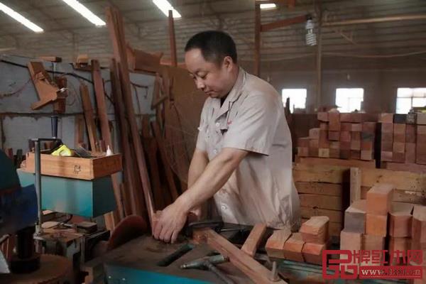 中信人嚴謹細致、勤懇進取,創造出一件又一件有口皆碑的好家具 中信人嚴謹細致、勤懇進取,創造出一件又一件有口皆碑的好家具
