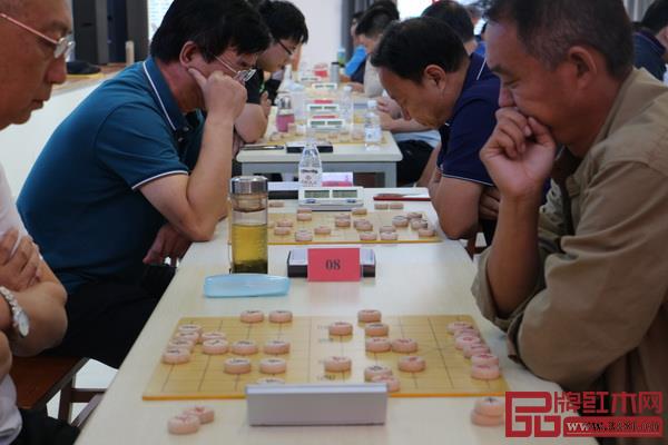 “山東巧奪天工杯”象棋棋王賽比賽現(xiàn)場氣氛熱烈,選手心思縝密,沉著應(yīng)戰(zhàn) “山東巧奪天工杯”象棋棋王賽比賽現(xiàn)場氣氛熱烈,選手心思縝密,沉著應(yīng)戰(zhàn)