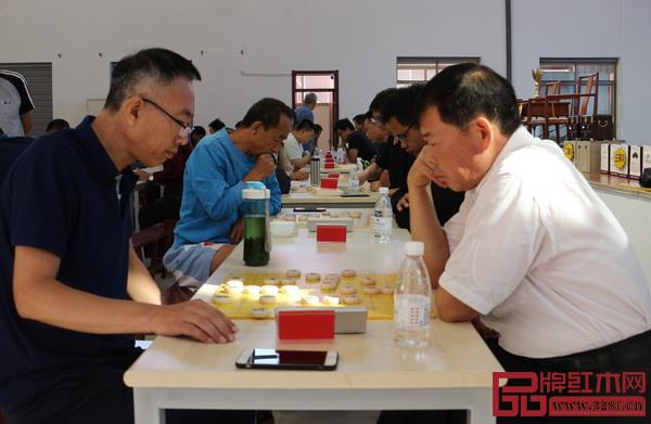 “山東巧奪天工杯”象棋棋王賽比賽現(xiàn)場氣氛熱烈,選手心思縝密,沉著應(yīng)戰(zhàn) “山東巧奪天工杯”象棋棋王賽比賽現(xiàn)場氣氛熱烈,選手心思縝密,沉著應(yīng)戰(zhàn)