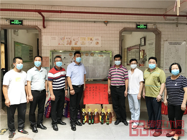 “金秋送祝福”活動慰問組一行分有江門市新會區大澤鎮委副書記、鎮長寧路庚（左三），江門市新會區大澤鎮副鎮長梁耀南（左二），江門市新會區大澤鎮二級主任科員鐘炳培（右四），廣作紅木研究院院長尹付林（左四），廣作紅木研究院常務理事、森木家具董事長蔣華僑（右三），源源紅家具董事長張思元（右二），和瑞紅木家具董事長劉冬清（左一）以及臻品居紅木家具代表等