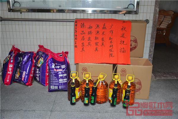 活動慰問組為大澤鎮敬老院老人們準備的中秋禮品 活動慰問組為大澤鎮敬老院老人們準備的中秋禮品
