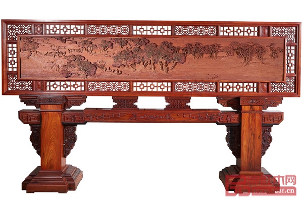 作品《清明上河圖之郊野》落地屏風由陳戴青創作于2019年，采用緬甸花梨木雕刻而成