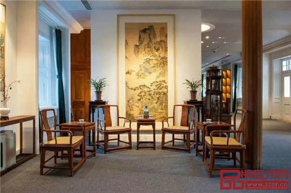▲在這樣重要的歷史時(shí)刻,這款扇面南官帽椅是經(jīng)典明式家具代表,聚焦了世界的眼光,成為中國(guó)傳統(tǒng)文化最直接的“傳播者”,為大國(guó)外交添上了濃墨重彩的一筆! ▲在這樣重要的歷史時(shí)刻,這款扇面南官帽椅是經(jīng)典明式家具代表,聚焦了世界的眼光,成為中國(guó)傳統(tǒng)文化最直接的“傳播者”,為大國(guó)外交添上了濃墨重彩的一筆!