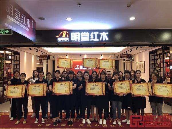 明堂紅木總部銷售服務人員參與到各個門店的日常活動中.jpg 明堂紅木總部銷售服務人員參與到各個門店的日常活動中.jpg