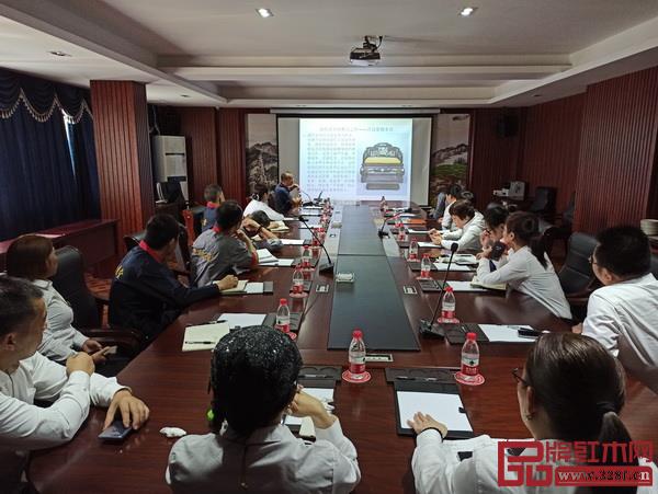 明清宮廷家具專家、紫檀文化學(xué)者、傳統(tǒng)家具木材藥用研究第一人周京南進(jìn)行現(xiàn)場(chǎng)講座