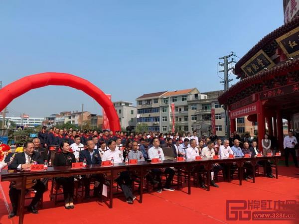 御乾堂紅木“東陽(yáng)紫檀館”開(kāi)業(yè)盛典現(xiàn)場(chǎng)舉行了舞獅表演