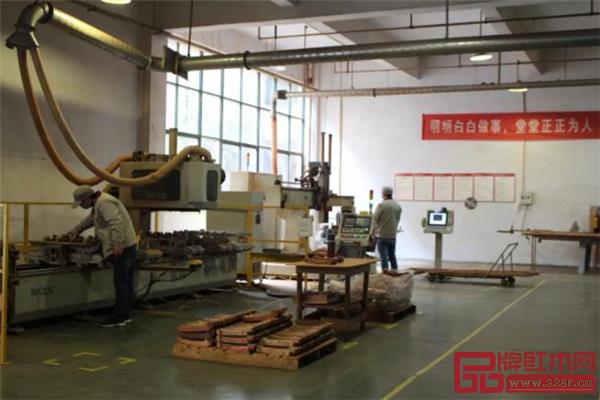明堂紅木革新生產技術、設備全面升級,為品質家具生產保駕護航.jpg 明堂紅木革新生產技術、設備全面升級,為品質家具生產保駕護航.jpg