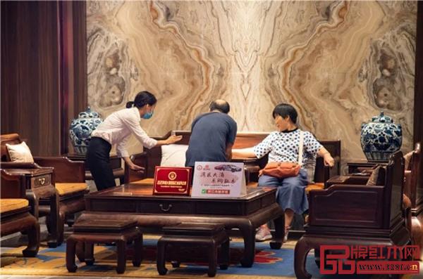 銷售人員給消費者介紹紅木家具產品 銷售人員給消費者介紹紅木家具產品