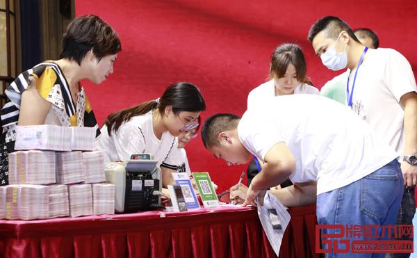 中信紅木2020年招商大會得到了經銷商的熱烈響應 中信紅木2020年招商大會得到了經銷商的熱烈響應
