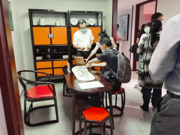 東成文宋家具不僅是濃縮了中國(guó)千年智慧的文化器物,更是東成紅木標(biāo)準(zhǔn)化工作的杰出成果 東成文宋家具不僅是濃縮了中國(guó)千年智慧的文化器物,更是東成紅木標(biāo)準(zhǔn)化工作的杰出成果