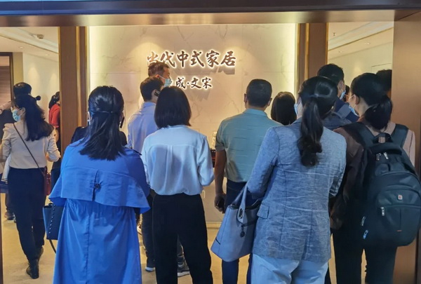 眾多優(yōu)秀企業(yè)代表在東成文宋展館內(nèi)駐足觀賞,被文宋家具的精湛工藝和高貴材質(zhì)所深深吸引 眾多優(yōu)秀企業(yè)代表在東成文宋展館內(nèi)駐足觀賞,被文宋家具的精湛工藝和高貴材質(zhì)所深深吸引