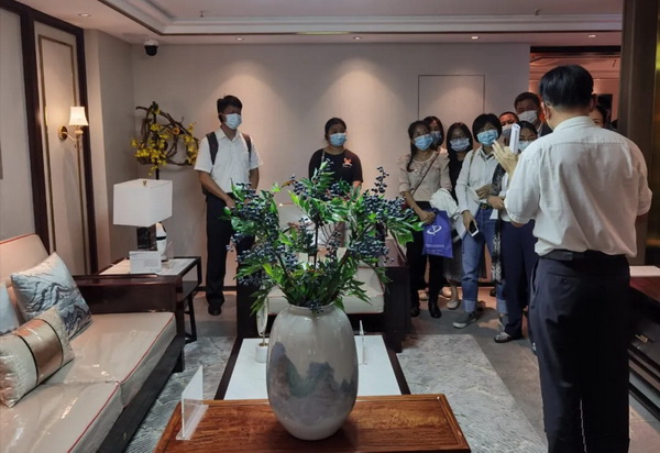 東成文宋家具不僅是濃縮了中國(guó)千年智慧的文化器物,更是東成紅木標(biāo)準(zhǔn)化工作的杰出成果 廣東省標(biāo)準(zhǔn)化研究院副院長(zhǎng)劉杰為參觀者重點(diǎn)推介東成紅木展館并講解了相關(guān)紅木家具標(biāo)準(zhǔn)的制定情況 東成文宋家具不僅是濃縮了中國(guó)千年智慧的文化器物,更是東成紅木標(biāo)準(zhǔn)化工作的杰出成果 廣東省標(biāo)準(zhǔn)化研究院副院長(zhǎng)劉杰為參觀者重點(diǎn)推介東成紅木展館并講解了相關(guān)紅木家具標(biāo)準(zhǔn)的制定情況