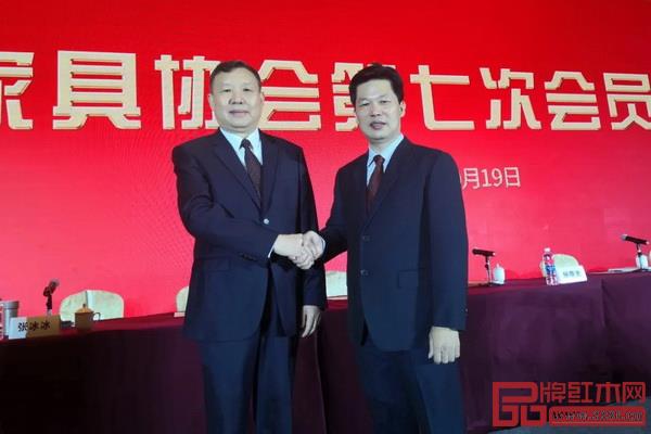 中國家具協會理事長徐祥楠(左)祝賀東成紅木董事長張錫復(右)當選中國家具協會副理事長 中國家具協會理事長徐祥楠(左)祝賀東成紅木董事長張錫復(右)當選中國家具協會副理事長